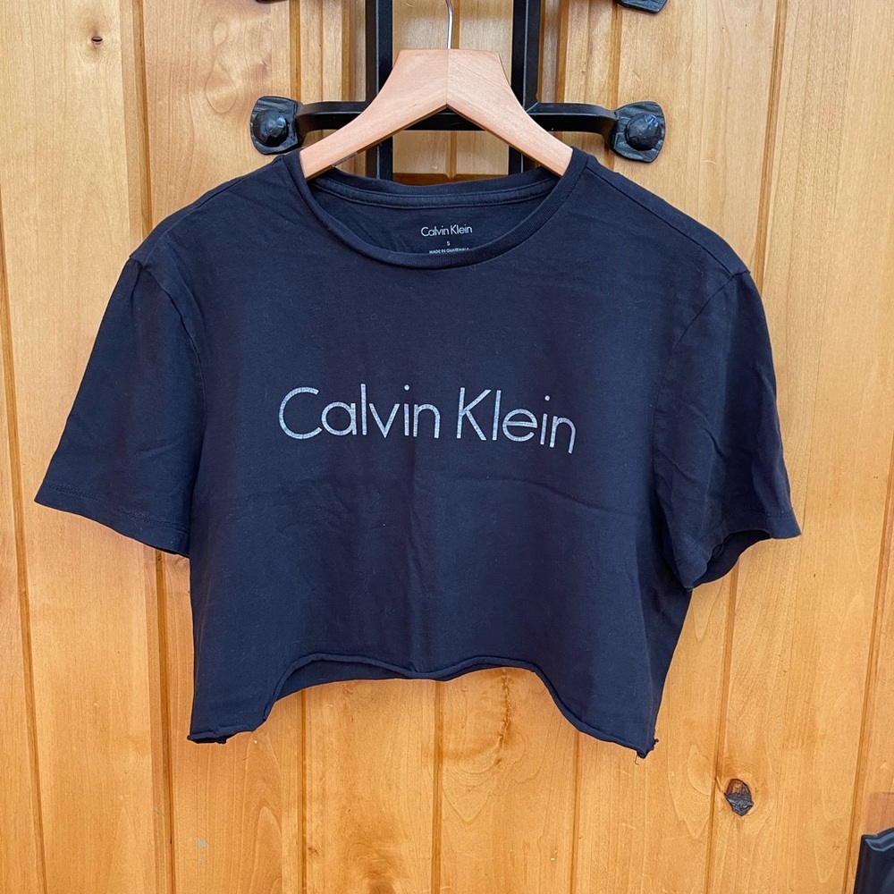 Calven Klein crop tee size small